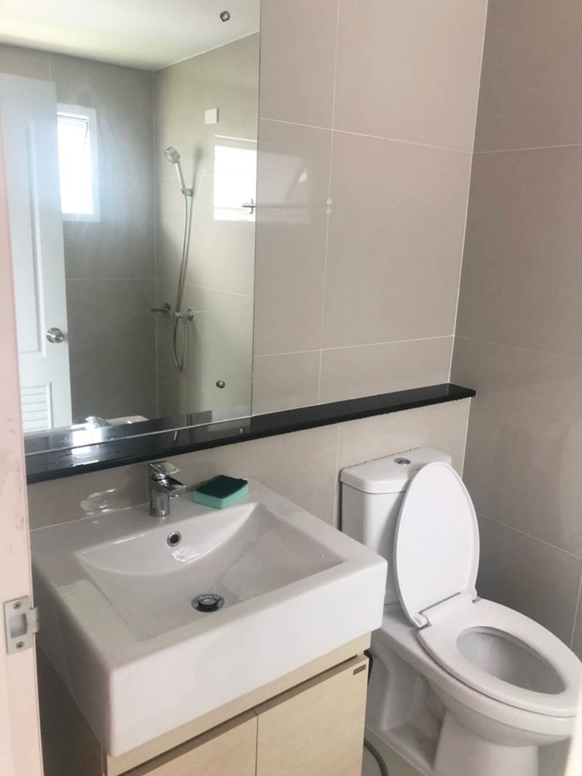 For RentHouseNonthaburi, Bang Yai, Bangbuathong : 3bedroom 3bathroom house opposite Makro Bang Bua Thong. Parking for 4 cars. Spacious living room and kitchen.