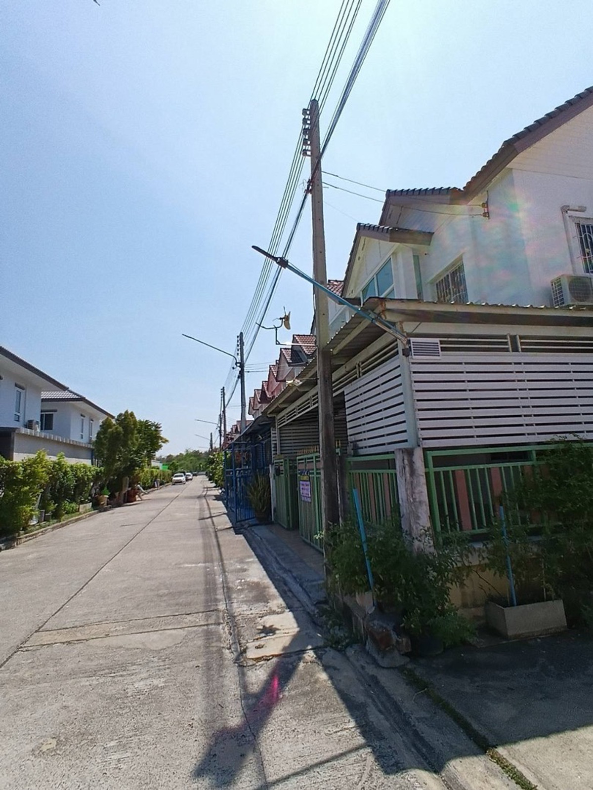 For SaleTownhomeNakhon Pathom : Corner townhome for sale, good location, wide area, north direction, Nakhon Pathom Province, price 2.09 million baht.