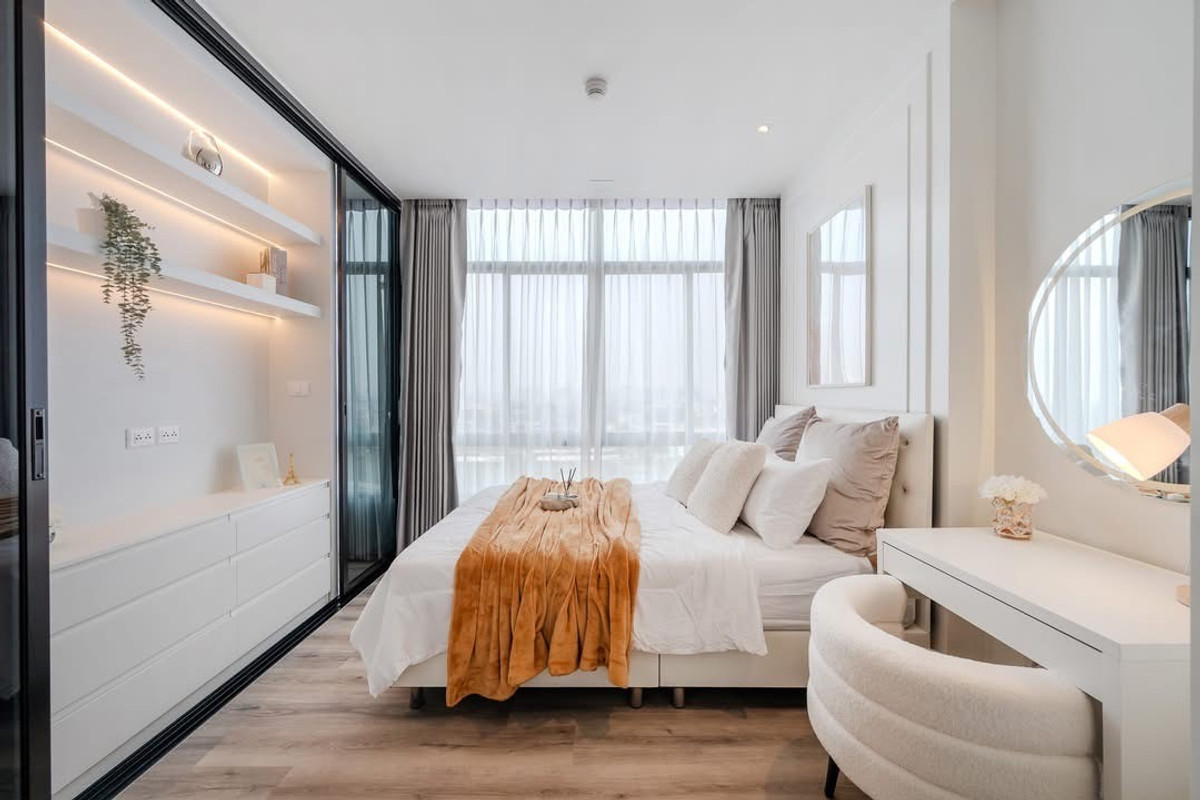 For SaleCondoOnnut, Udomsuk : ❤️ Beautiful room with a soft, elegant tone — flawless and almost brand new ✨ 🚆 Just a few steps to the BTS, making it the perfect city lifestyle.