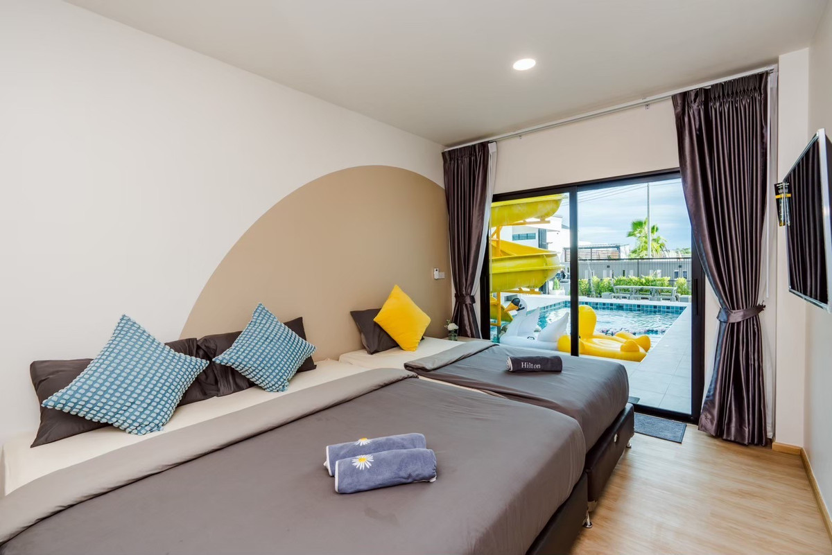 ขายชะอำ เพชรบุรี : วันหยุดของครอบครัวคุณ — ควรมี สไลเดอร์ 15 เมตร รออยู่ 🎢 และเมื่อคุณกลับบ้าน พูลวิลล่าหลังนี้ยังทำงานแทนคุณ — รับ 35,000 บาท/เดือน เป็น Passive Income 💰 Yield 5%