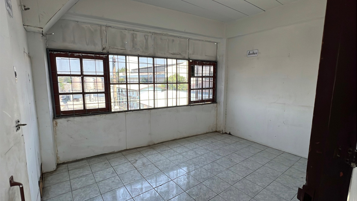 For RentShop HouseSamut Prakan,Samrong : Urgent for rent! 4-story commercial building, prime location, Soi Wat Sriwaree Noi. Extra wide area 40 sq m – only 30,000 baht/month!