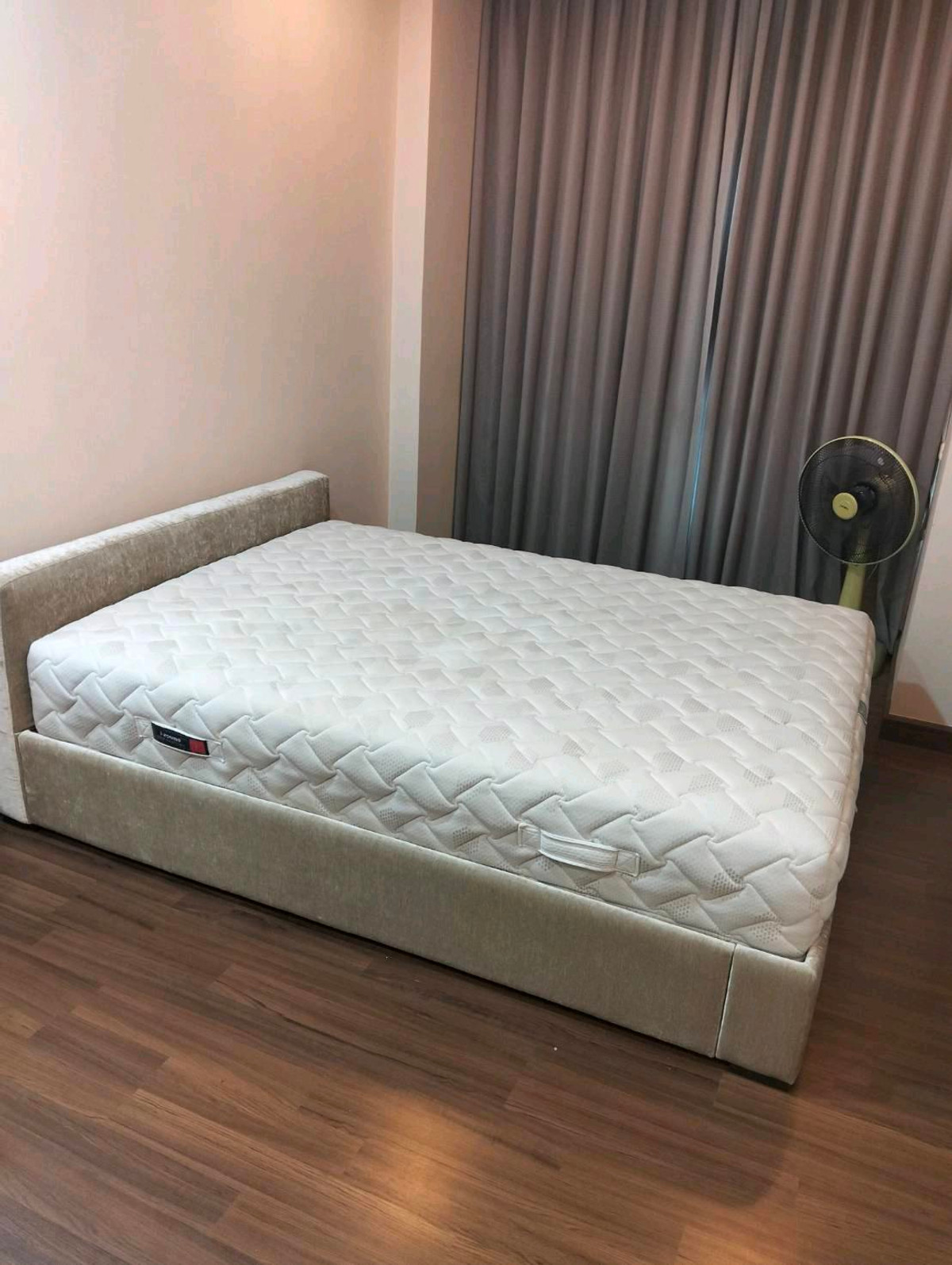 ให้เช่าคอนโดสาทร นราธิวาส : 🚅🚅🚅คอนโดสวยว่างแล้ว💥💥ศุภาลัย ไลท์ สาทร-เจริญราษฎร์
ชั้น 14 ขนาด 49 ตร.ม 1 ห้องนอน 1 ห้องน้ำ1 ห้องนั่งเล่นพร้อมครัวบิวท์อินเฟอร์และเครื่องใช้ไฟฟ้าครบ
1 ที่จอดรถ 
* ลงเครื่องซักผ้าแล้ว