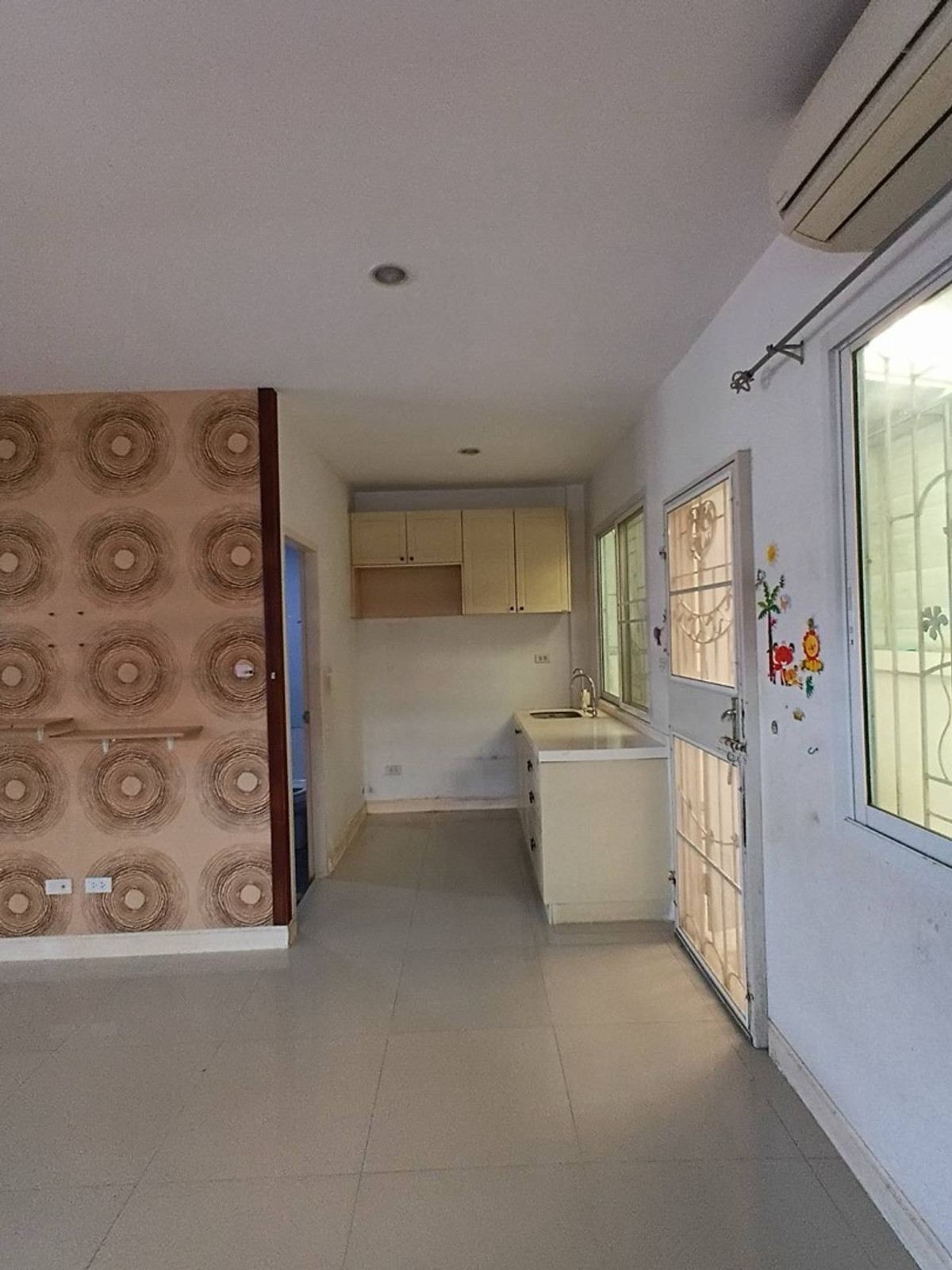 For SaleTownhomeNakhon Pathom : Corner townhome for sale, good location, wide area, north direction, Nakhon Pathom Province, price 2.09 million baht.