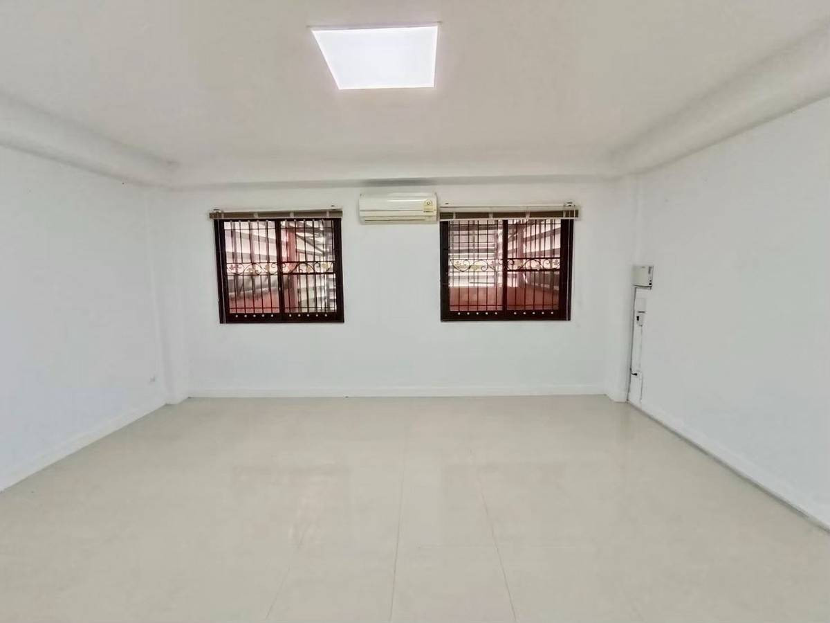 For RentShop HouseSamut Prakan,Samrong : Commercial building for rent Subrungruang City Bangpu Phase 2, near BTS Kheha Station, only 5 minutes.