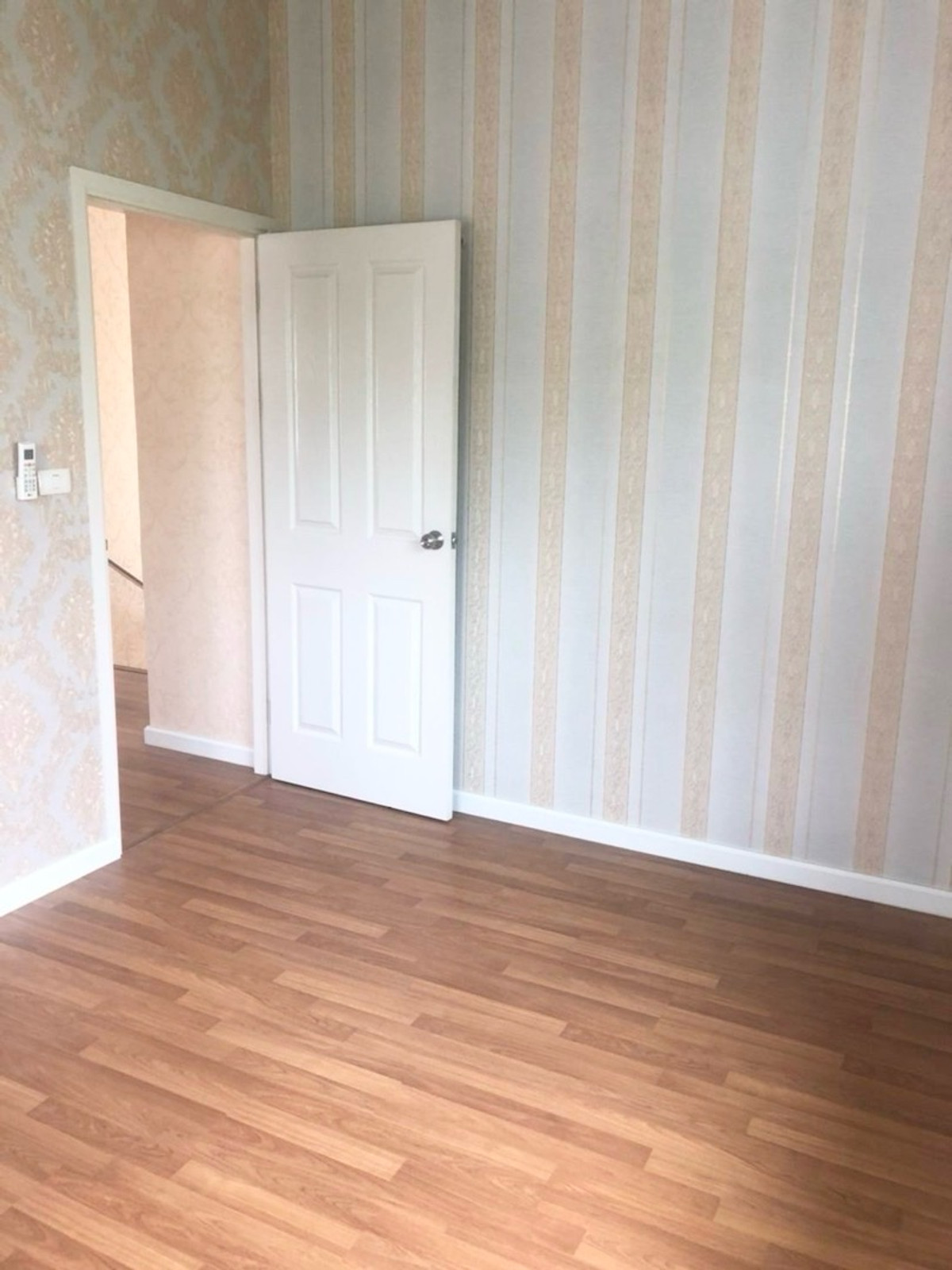 For RentHouseNonthaburi, Bang Yai, Bangbuathong : 3bedroom 3bathroom house opposite Makro Bang Bua Thong. Parking for 4 cars. Spacious living room and kitchen.