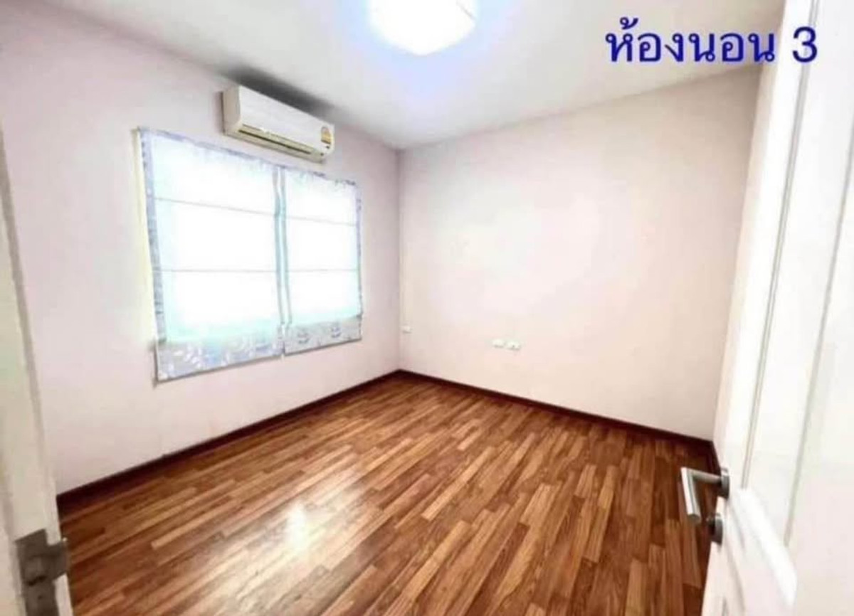 For RentHouseNonthaburi, Bang Yai, Bangbuathong : 3bedroom 3bathroom house opposite Makro Bang Bua Thong. Parking for 4 cars. Spacious living room and kitchen.