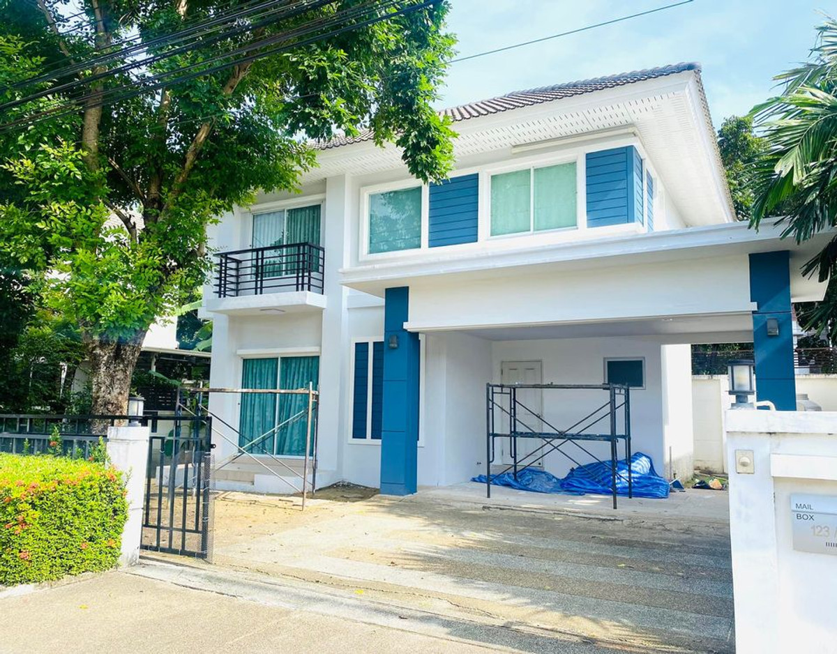For RentHouseNonthaburi, Bang Yai, Bangbuathong : 3bedroom 3bathroom house opposite Makro Bang Bua Thong. Parking for 4 cars. Spacious living room and kitchen.