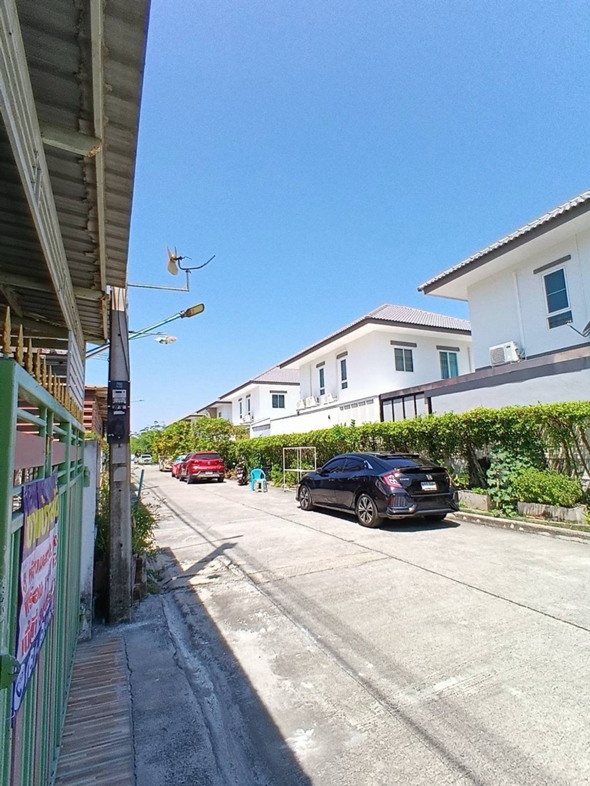 For SaleTownhomeNakhon Pathom : Corner townhome for sale, good location, wide area, north direction, Nakhon Pathom Province, price 2.09 million baht.