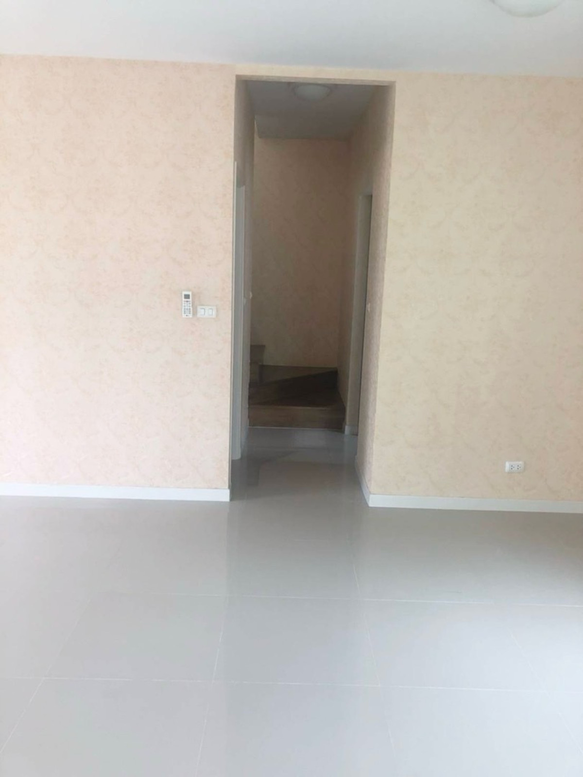 For RentHouseNonthaburi, Bang Yai, Bangbuathong : 3bedroom 3bathroom house opposite Makro Bang Bua Thong. Parking for 4 cars. Spacious living room and kitchen.