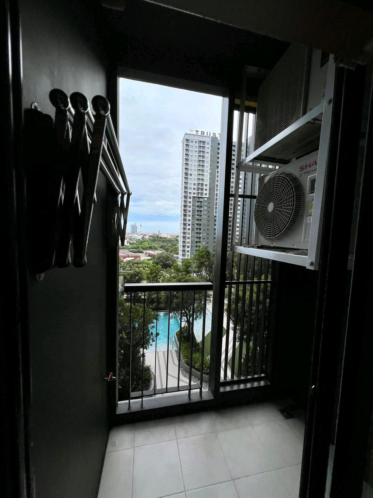 ให้เช่าคอนโดสมุทรปราการ สำโรง : 💫 คอนโดติด BTS ช้างเอราวัณ เดินทางสะดวกมาก เพียงก้าวออกจากโครงการก็ถึงรถไฟฟ้า เหมาะสำหรับคนทำงานในเมืองที่ต้องการความสะดวกสบายทุกวัน