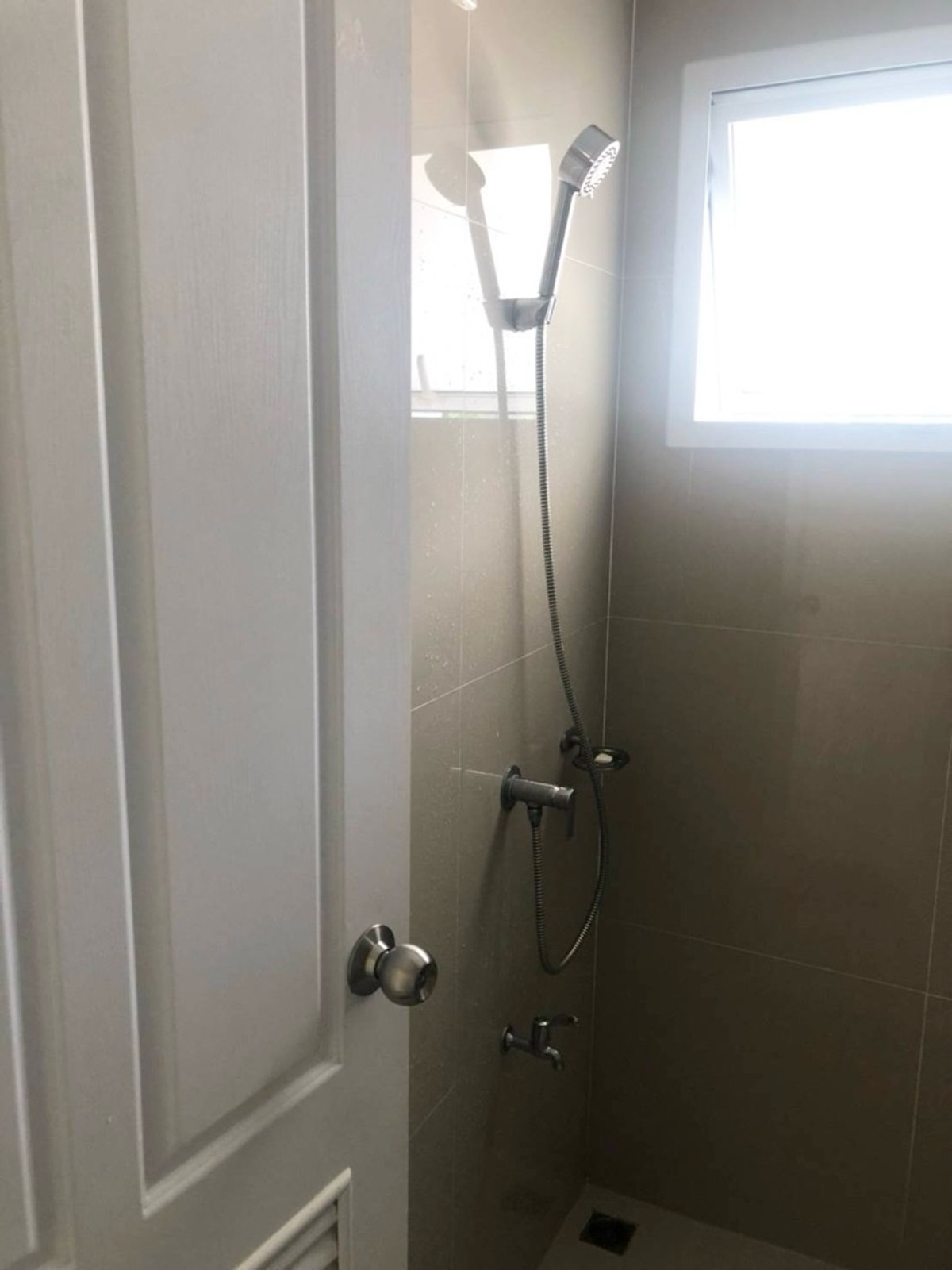 For RentHouseNonthaburi, Bang Yai, Bangbuathong : 3bedroom 3bathroom house opposite Makro Bang Bua Thong. Parking for 4 cars. Spacious living room and kitchen.