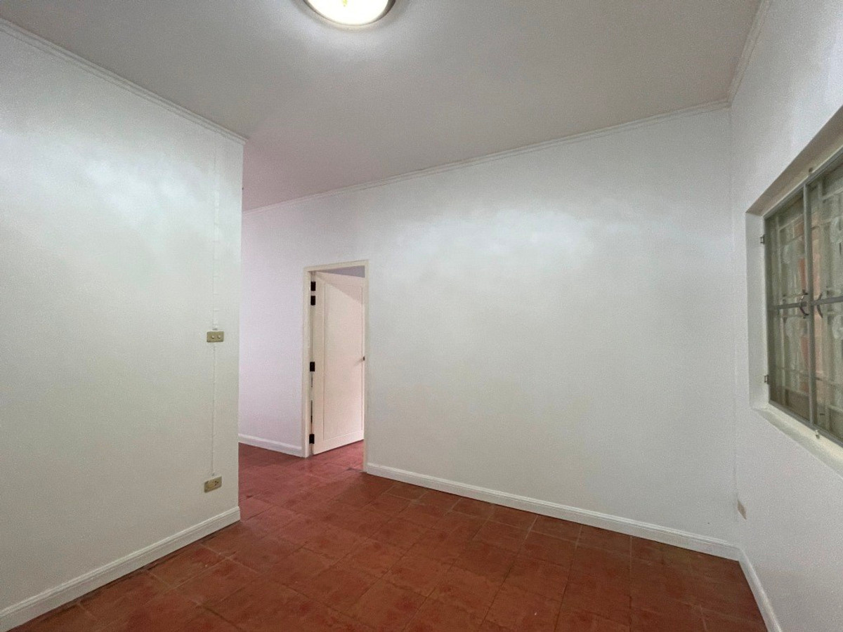 For RentHouseSukhumvit, Asoke, Thonglor : One-story detached house with garden, 170 sq m. with 3 bedrooms, pets allowed, Sukhumvit, about 10 minutes from Thonglor BTS station.