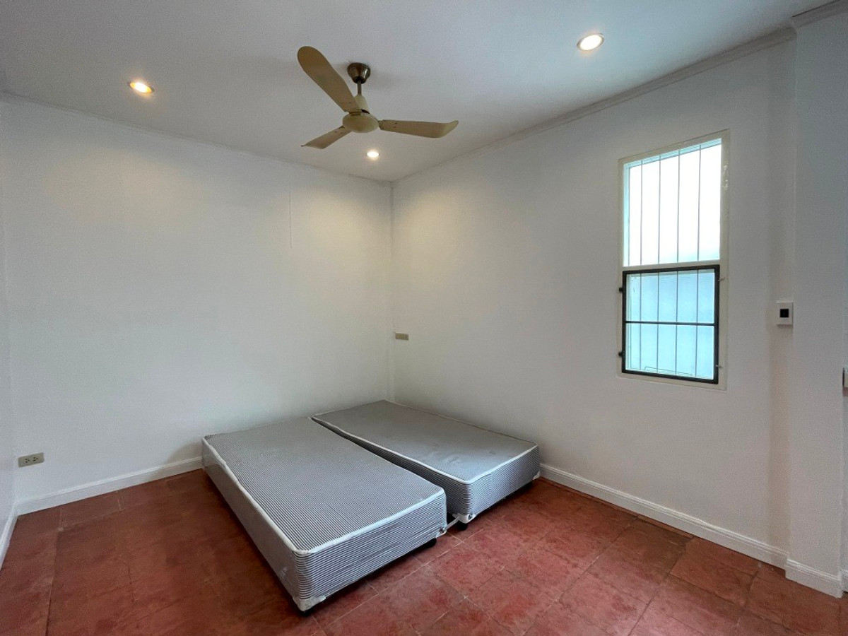 For RentHouseSukhumvit, Asoke, Thonglor : One-story detached house with garden, 170 sq m. with 3 bedrooms, pets allowed, Sukhumvit, about 10 minutes from Thonglor BTS station.