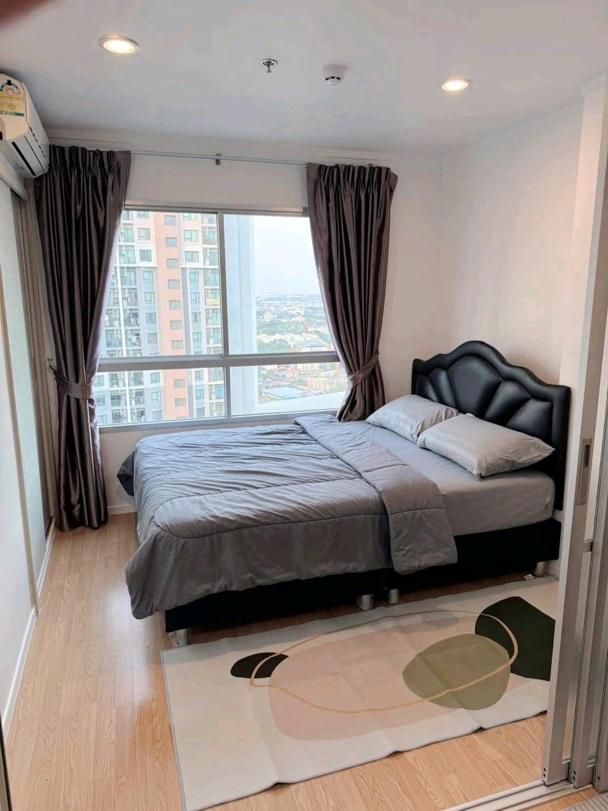 For RentCondoPattanakan, Srinakarin : Condo fully furnished, ready to move in, very good location, near Airport Link Hua Mak, convenient travel, near shopping malls, restaurants, lots of food 😊