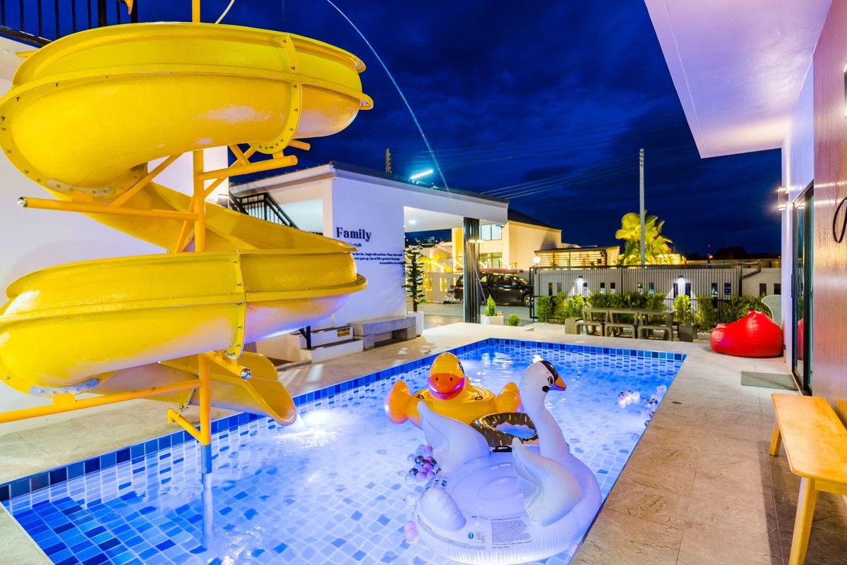 ขายชะอำ เพชรบุรี : วันหยุดของครอบครัวคุณ — ควรมี สไลเดอร์ 15 เมตร รออยู่ 🎢 และเมื่อคุณกลับบ้าน พูลวิลล่าหลังนี้ยังทำงานแทนคุณ — รับ 35,000 บาท/เดือน เป็น Passive Income 💰 Yield 5%