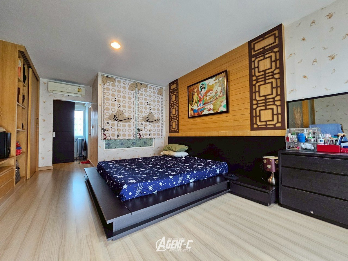 For SaleTownhomeKaset Nawamin,Ladplakao : Urgent sale price reduction!! Areeya Daily Kaset-Nawamin, 3-story townhome, area 16.9 sq m., functions: 3 bedrooms, 4 bathrooms, 2 parking spaces, beautiful house, ready to move in. Good location, convenient travel Near Central Ramintra and agricultural u