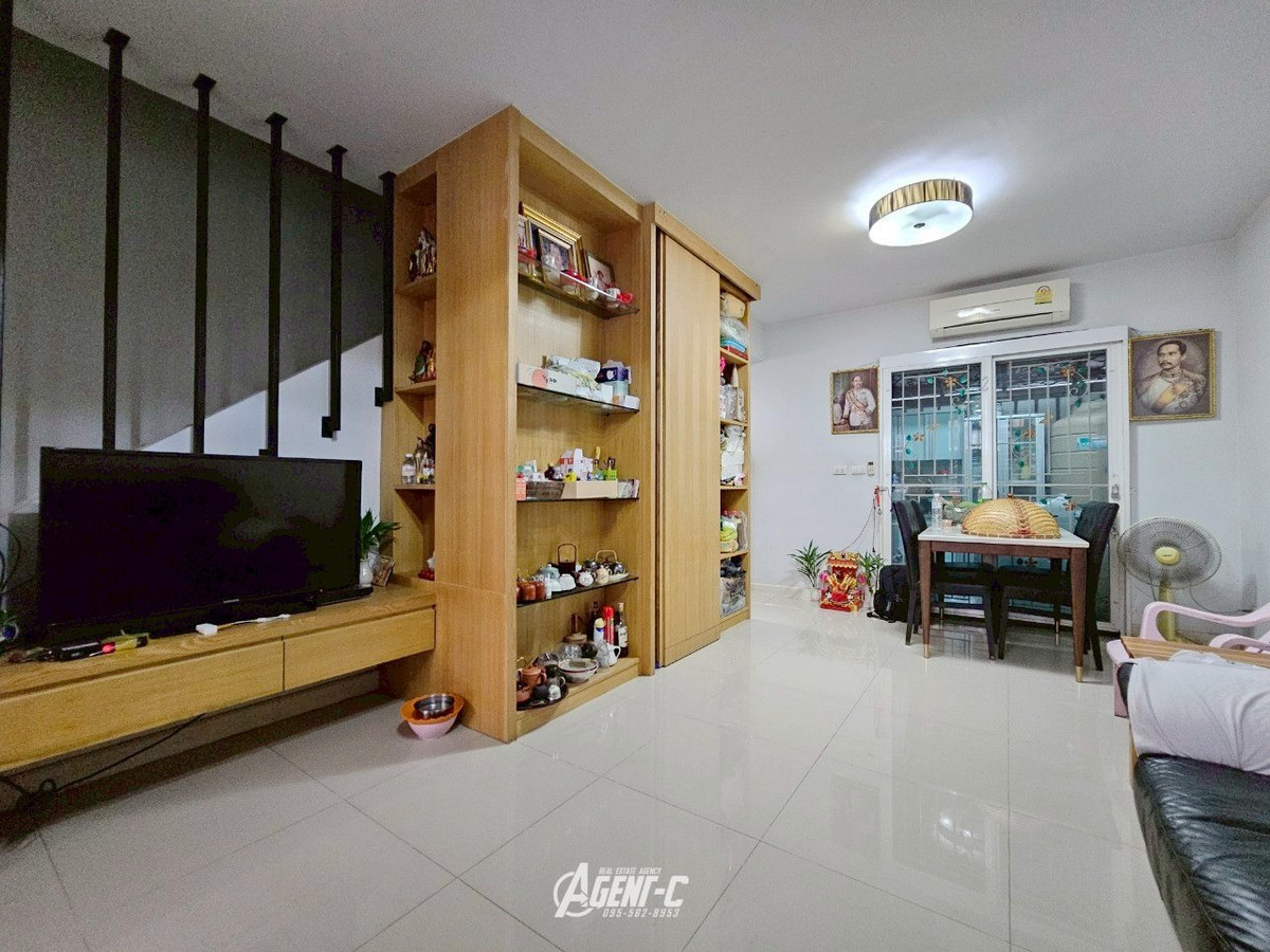 For SaleTownhomeKaset Nawamin,Ladplakao : Urgent sale price reduction!! Areeya Daily Kaset-Nawamin, 3-story townhome, area 16.9 sq m., functions: 3 bedrooms, 4 bathrooms, 2 parking spaces, beautiful house, ready to move in. Good location, convenient travel Near Central Ramintra and agricultural u