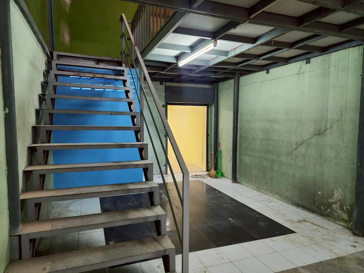 For RentShop HouseBang Sue, Wong Sawang, Tao Pun : Shophouse for rent on the roadside Opposite Wat Soi Thong Pracharat Sai 1 Road, Rama 7, Tel. 065-925-3163