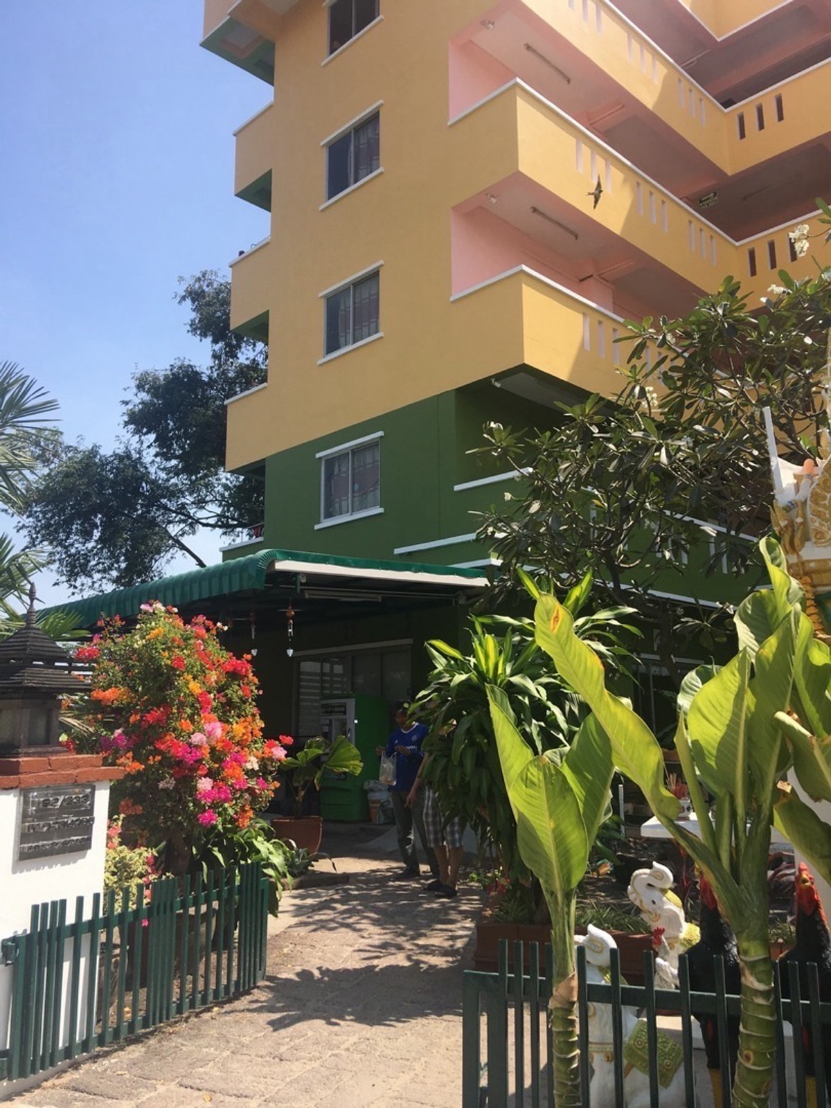 For SaleHotel&Apartment BusinessSamut Prakan,Samrong : Good location behind the corner invest and receive immediate income.