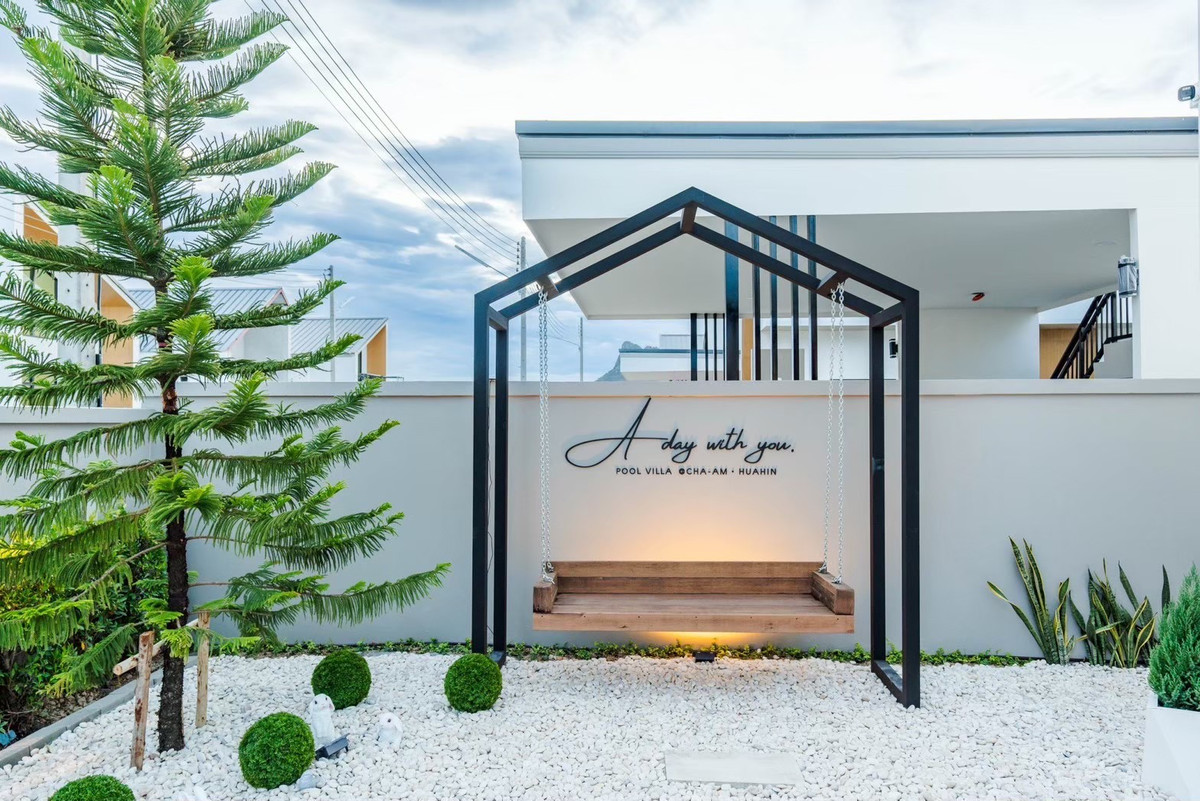 ขายชะอำ เพชรบุรี : วันหยุดของครอบครัวคุณ — ควรมี สไลเดอร์ 15 เมตร รออยู่ 🎢 และเมื่อคุณกลับบ้าน พูลวิลล่าหลังนี้ยังทำงานแทนคุณ — รับ 35,000 บาท/เดือน เป็น Passive Income 💰 Yield 5%