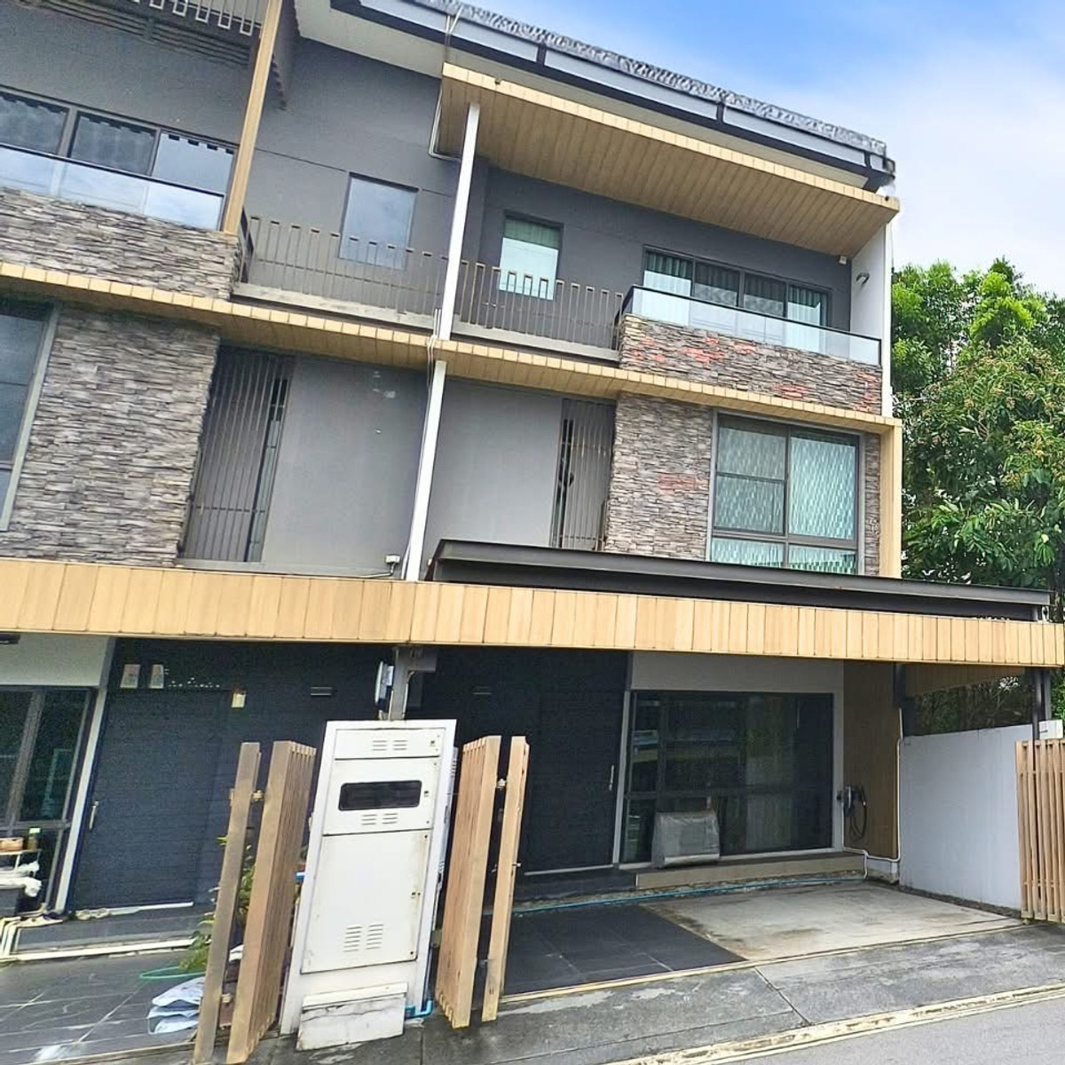 TownhomeKaset Nawamin,Ladplakao : RH031226 For rent, 3-story townhome, 3 bedrooms at The Landmark Ekamai – Ramintra near expressway and MRT.