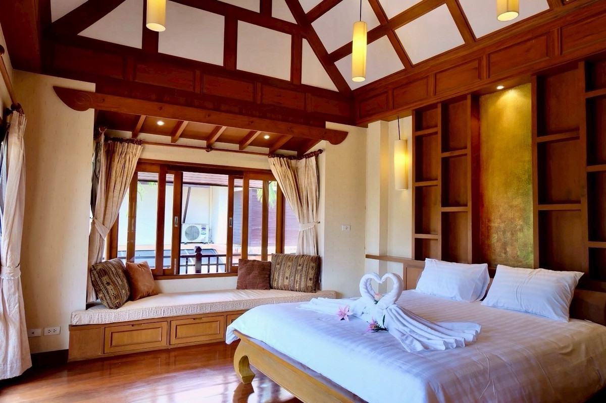 ขายบ้านพัทยา บางแสน ชลบุรี สัตหีบ : พูลวิลล่าสไตล์ไทย-บาหลี 3.5 ชั้น ห่างจากหาดจอมเทียนเพียง 350 เมตร มีสระว่ายน้ำส่วนตัว