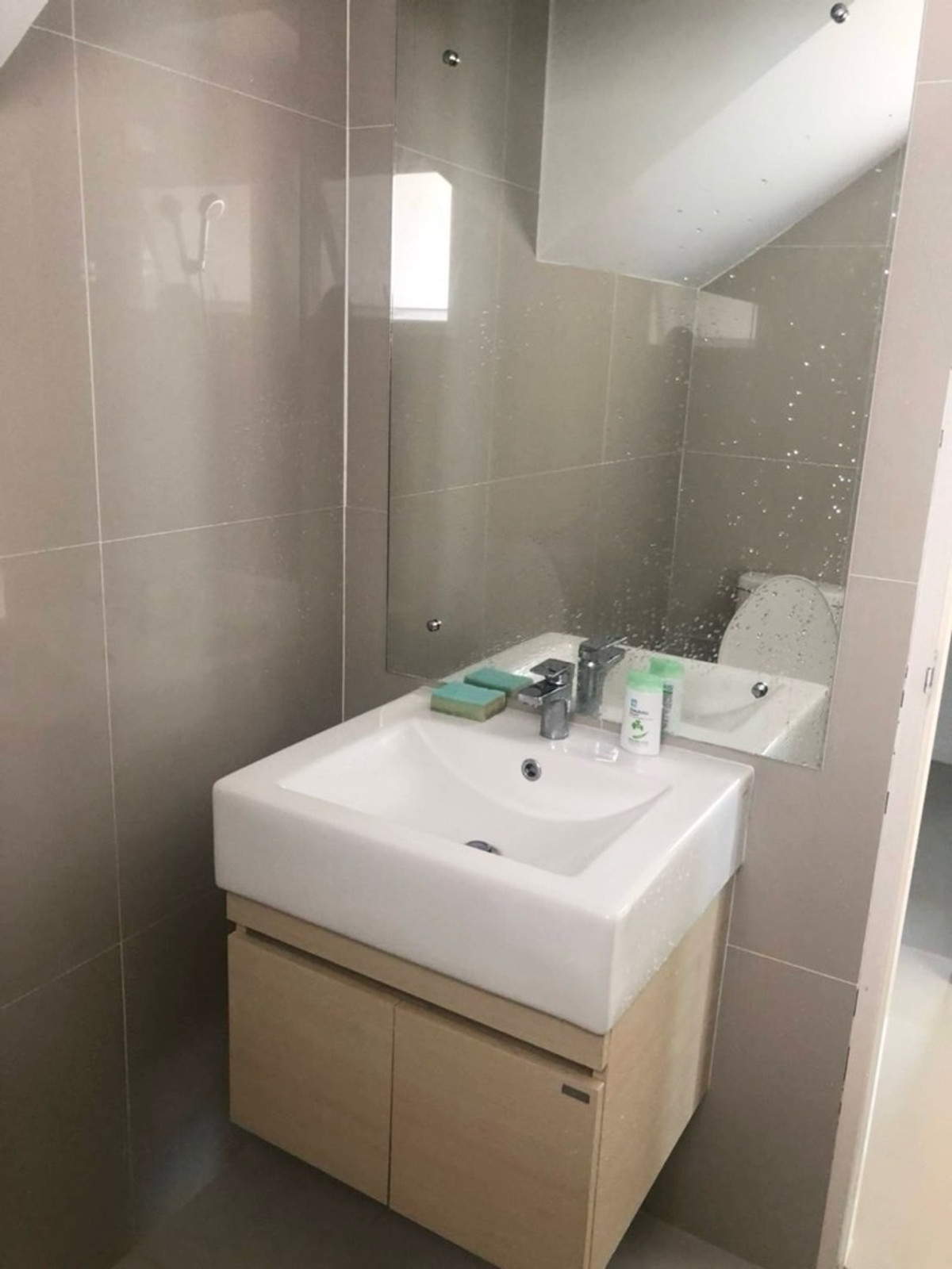 For RentHouseNonthaburi, Bang Yai, Bangbuathong : 3bedroom 3bathroom house opposite Makro Bang Bua Thong. Parking for 4 cars. Spacious living room and kitchen.