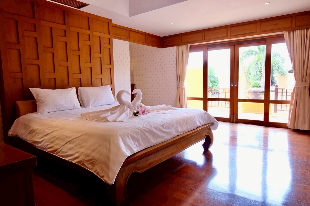 ขายบ้านพัทยา บางแสน ชลบุรี สัตหีบ : พูลวิลล่าสไตล์ไทย-บาหลี 3.5 ชั้น ห่างจากหาดจอมเทียนเพียง 350 เมตร มีสระว่ายน้ำส่วนตัว