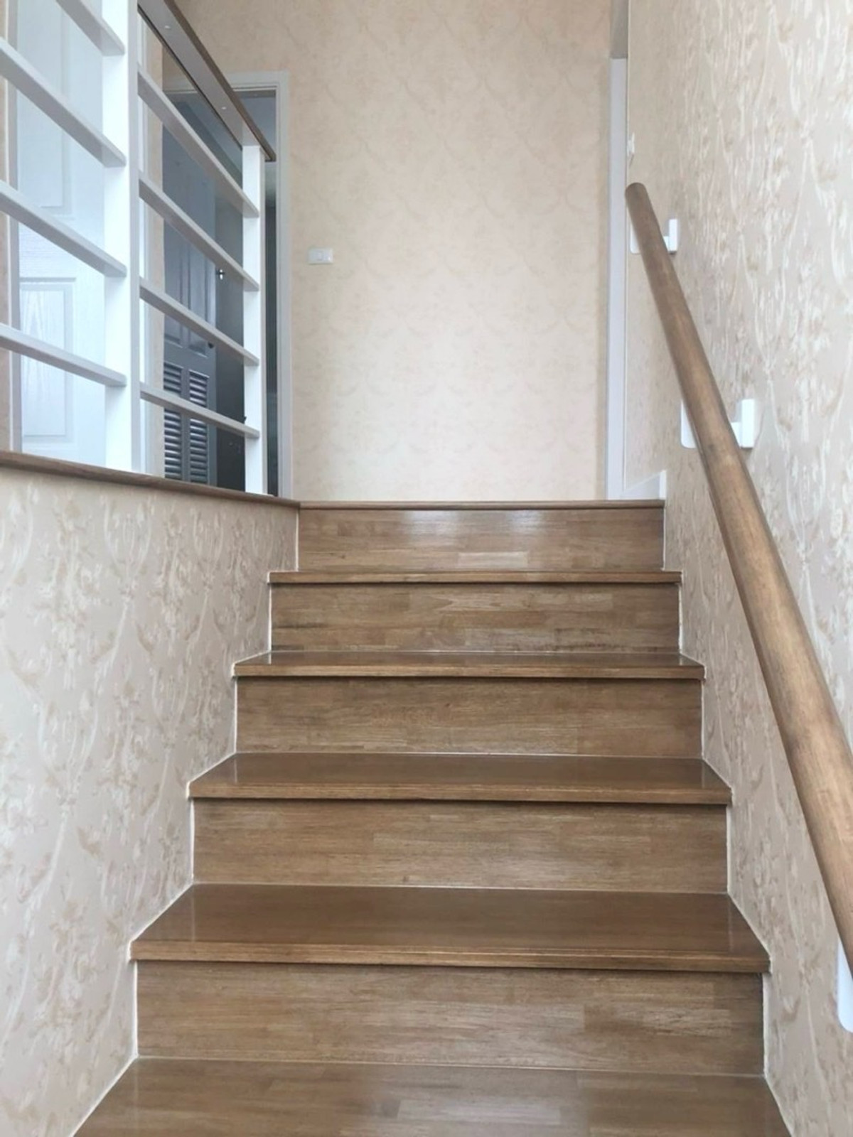 For RentHouseNonthaburi, Bang Yai, Bangbuathong : 3bedroom 3bathroom house opposite Makro Bang Bua Thong. Parking for 4 cars. Spacious living room and kitchen.