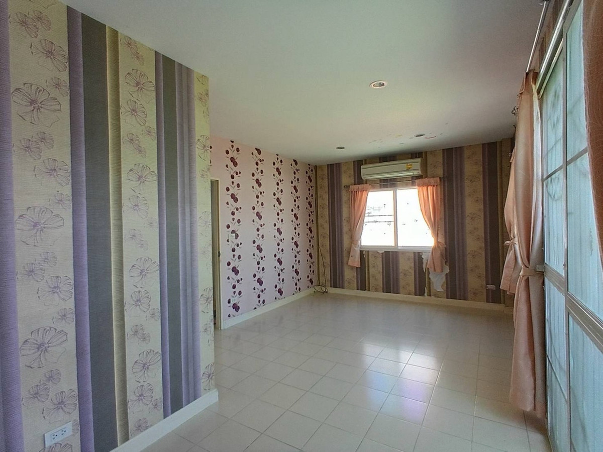 For SaleTownhomeNakhon Pathom : Corner townhome for sale, good location, wide area, north direction, Nakhon Pathom Province, price 2.09 million baht.