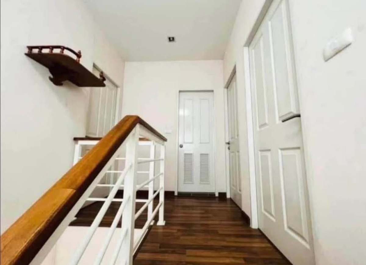 For RentHouseNonthaburi, Bang Yai, Bangbuathong : 3bedroom 3bathroom house opposite Makro Bang Bua Thong. Parking for 4 cars. Spacious living room and kitchen.