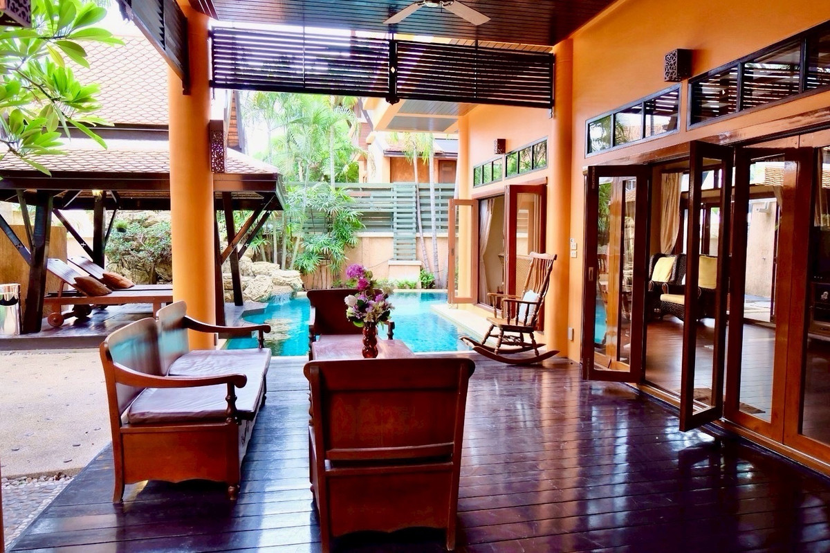 ขายบ้านพัทยา บางแสน ชลบุรี สัตหีบ : พูลวิลล่าสไตล์ไทย-บาหลี 3.5 ชั้น ห่างจากหาดจอมเทียนเพียง 350 เมตร มีสระว่ายน้ำส่วนตัว