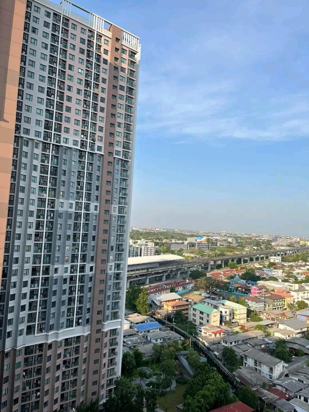 For RentCondoPattanakan, Srinakarin : Condo fully furnished, ready to move in, very good location, near Airport Link Hua Mak, convenient travel, near shopping malls, restaurants, lots of food 😊