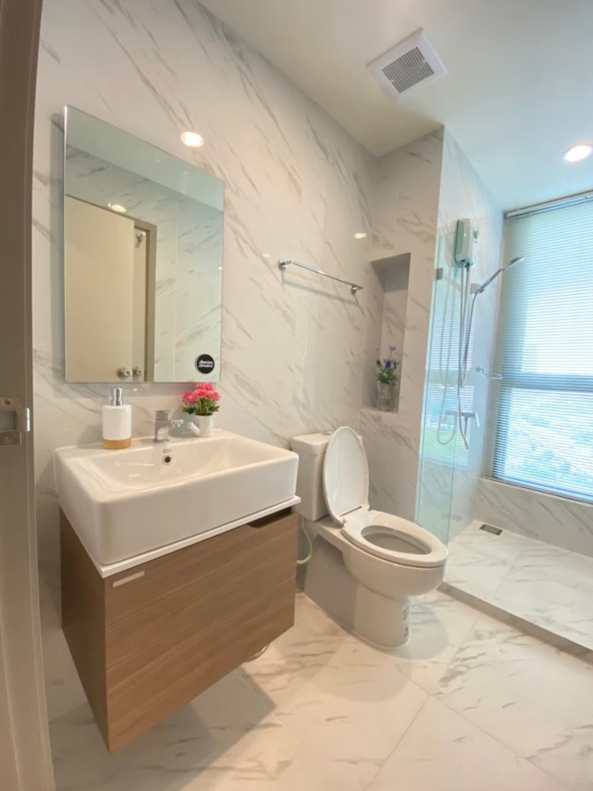 For RentCondoBangna, Bearing, Lasalle : Condo for Rent: Ideo Mobi Sukhumvit East Point Near BTS Bang Na (approx. 250 meters)