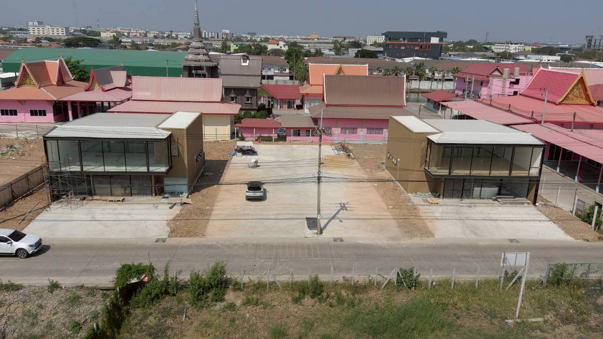 For RentWarehousePathum Thani,Rangsit, Thammasat : Urgent rent, warehouse, beautiful building, can be used as an office, showroom in one building, near Thai Market, Phahon Yothin Road.