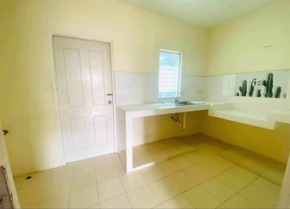 For RentHouseNonthaburi, Bang Yai, Bangbuathong : 3bedroom 3bathroom house opposite Makro Bang Bua Thong. Parking for 4 cars. Spacious living room and kitchen.