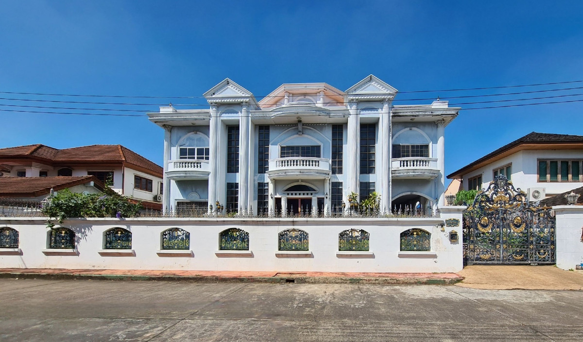 For RentHouseKasetsart, Ratchayothin : For rent/sale, large 3-story detached house, Senanikom 1 Road, good location near BTS Senanikom. There are 7 bedrooms, 7 bathrooms, 1 living room. and worker housing Rent 120,000 baht/month