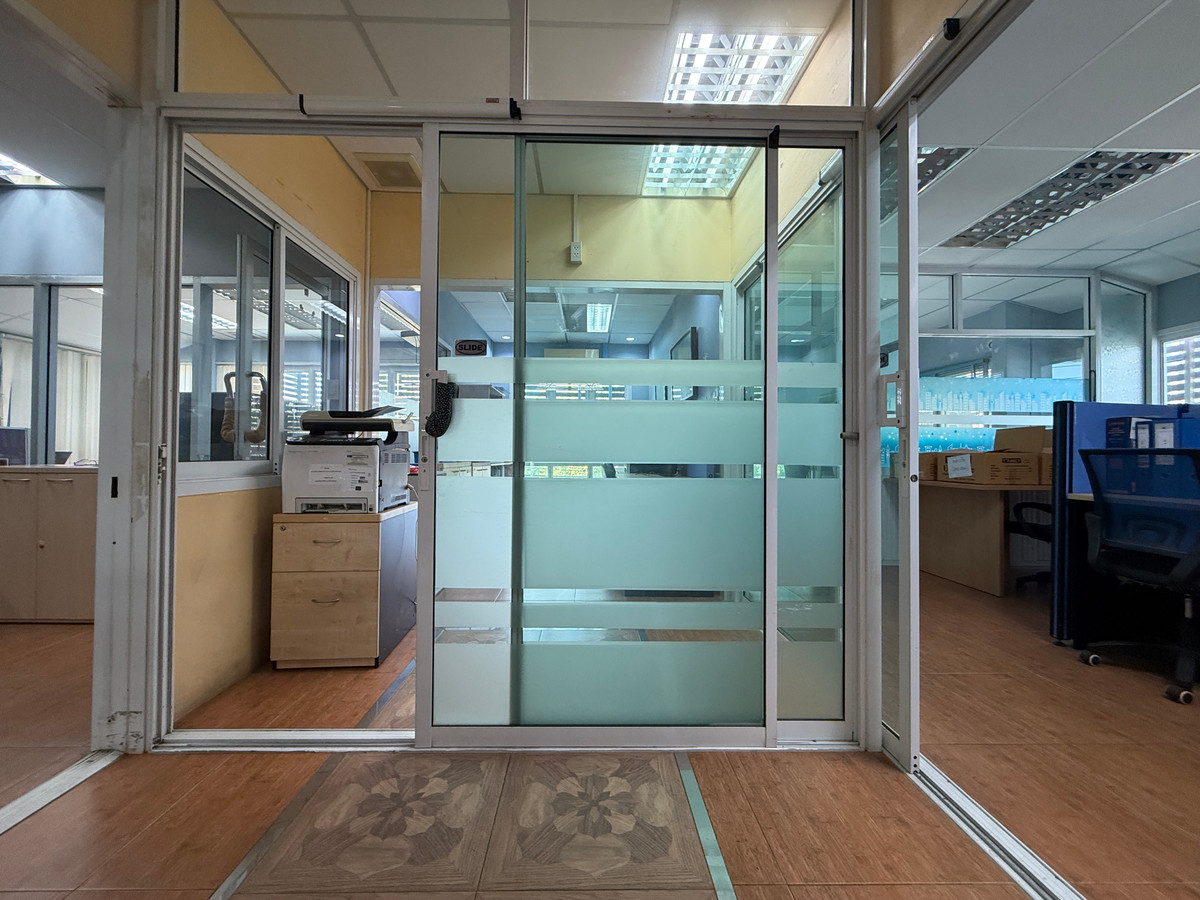 For SaleWarehouseSamut Prakan,Samrong : Home office with warehouse for sale, Thepharak – Bang Pla, Suriwan Village. Near Thepharak main road, only 2 km.