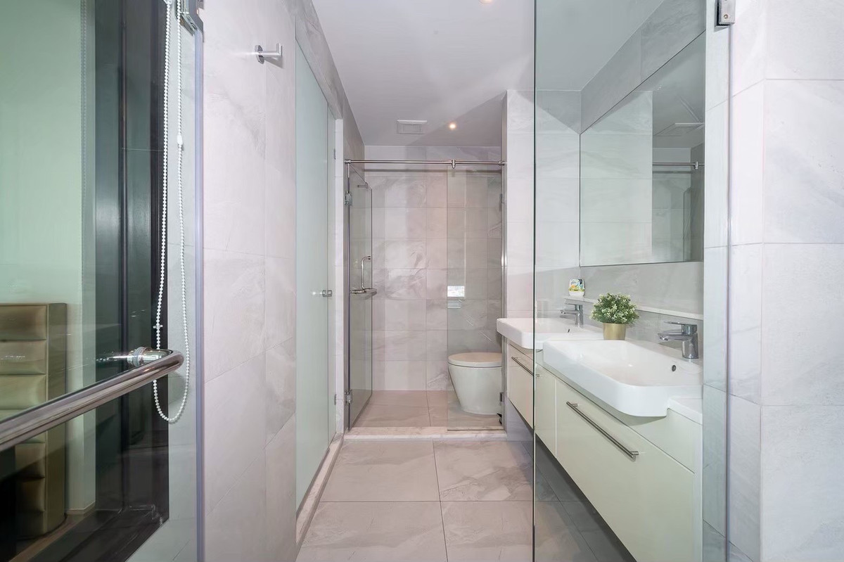 For RentCondoSukhumvit, Asoke, Thonglor : 🔥 Rare Find! Biggest Unit in Rhythm Ekkamai ### 80 Sq.m. Corner Suite | High Floor with Bathtub 🏙️