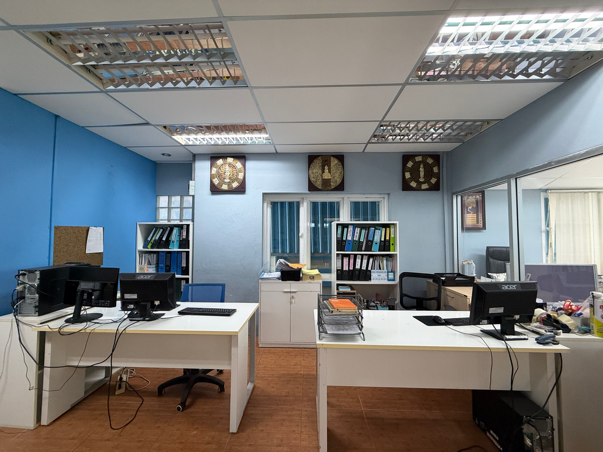 For SaleWarehouseSamut Prakan,Samrong : Home office with warehouse for sale, Thepharak – Bang Pla, Suriwan Village. Near Thepharak main road, only 2 km.