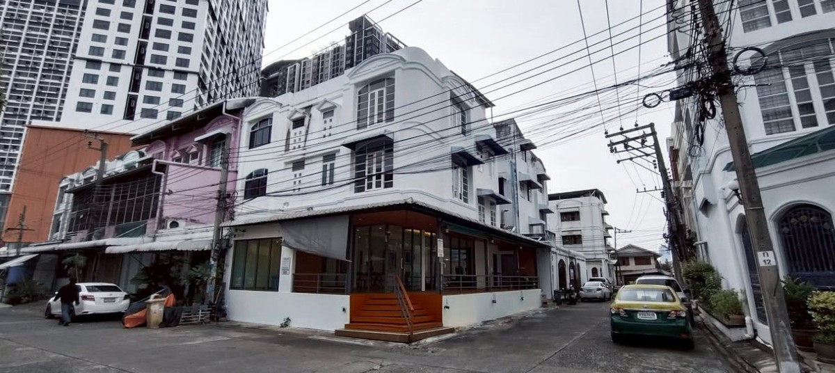 ขายโฮมออฟฟิศพระราม 9 เพชรบุรีตัดใหม่ RCA : ขายทาวน์โฮม/Home office หลังใหญ่ ใกล้เซ็นทรัลพระรามเก้า มีที่จอดรถหลายคัน ราคาพิเศษ 12.5 ล้านเท่านั้น (062-4163966 แพรว)