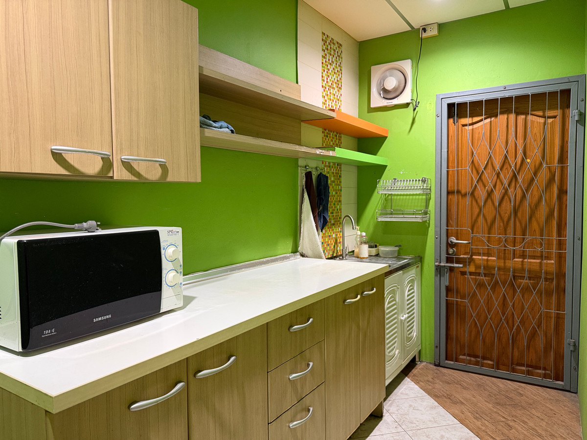 For SaleWarehouseSamut Prakan,Samrong : Home office with warehouse for sale, Thepharak – Bang Pla, Suriwan Village. Near Thepharak main road, only 2 km.