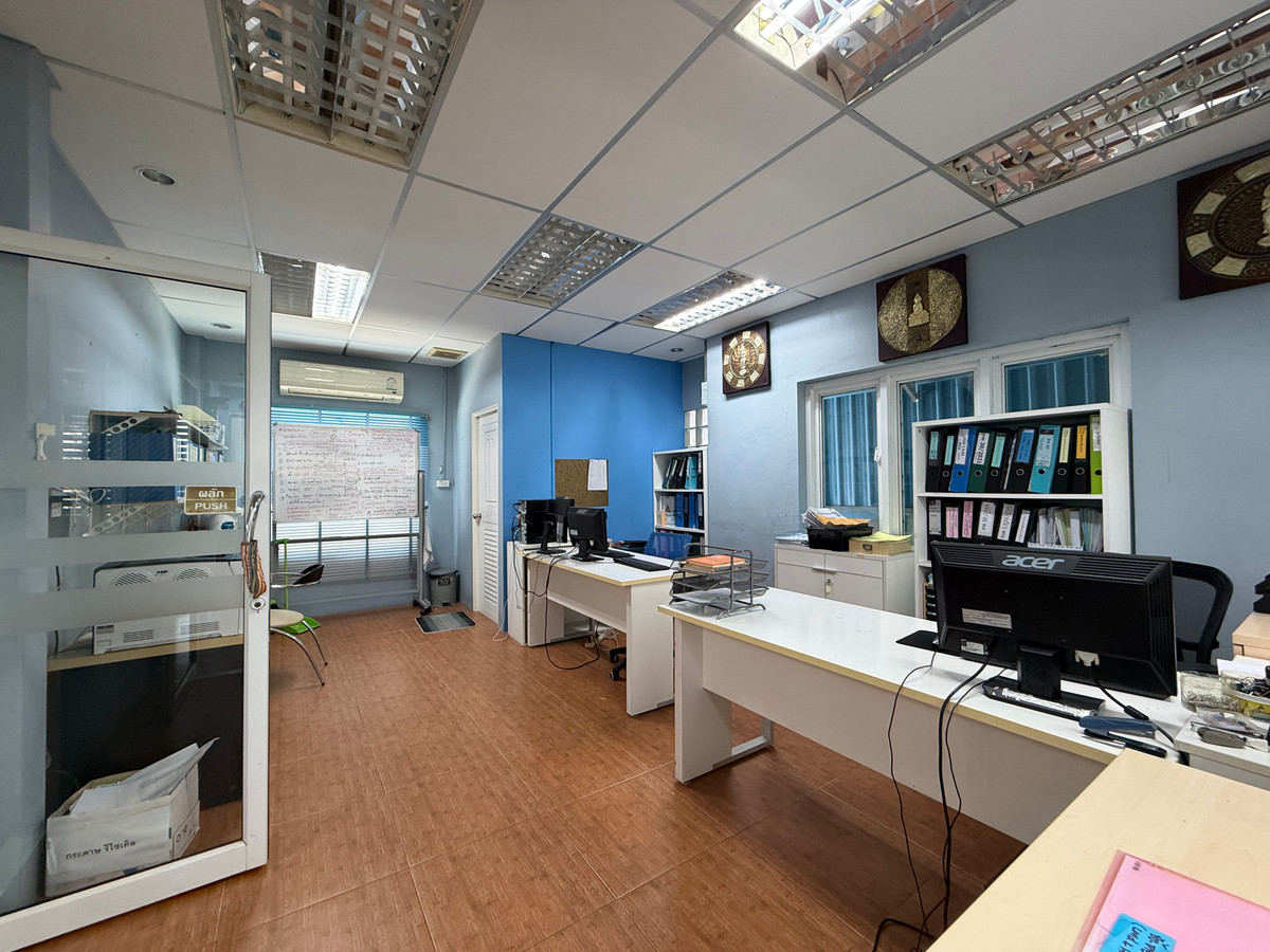 For SaleWarehouseSamut Prakan,Samrong : Home office with warehouse for sale, Thepharak – Bang Pla, Suriwan Village. Near Thepharak main road, only 2 km.