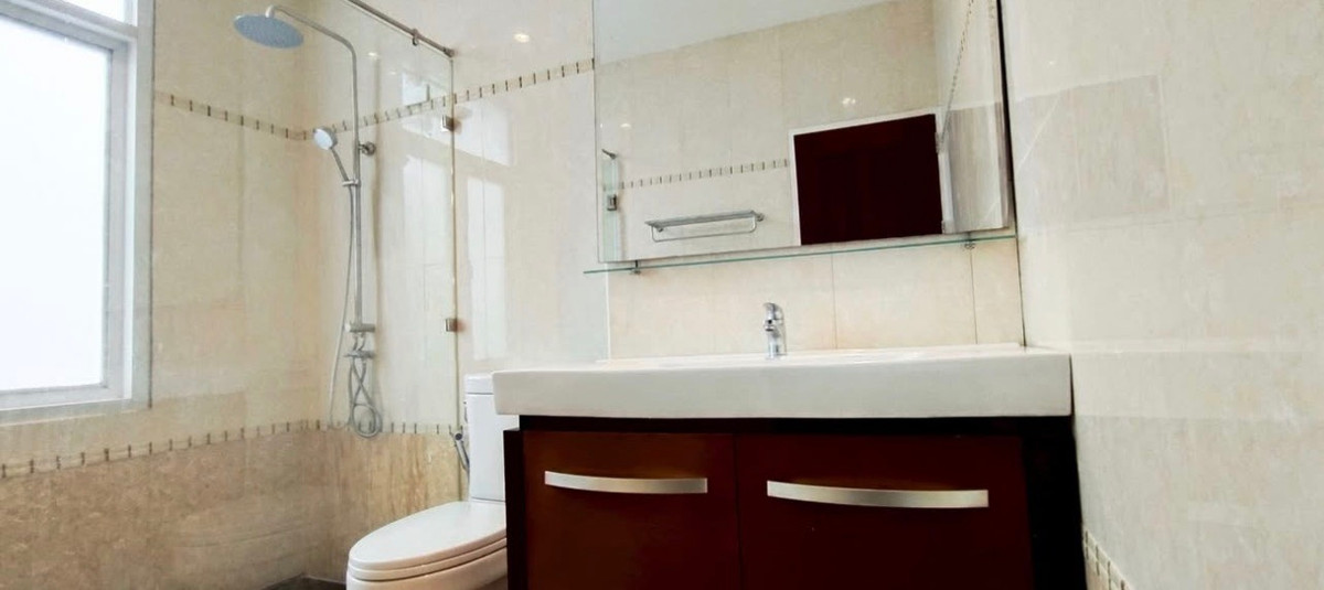 For SaleHome OfficeRama9, Petchburi, RCA : Large townhome/Home office for sale near Central Rama 9. There is parking for many cars. Special price 12.5 million only (062-4163966 Praew)