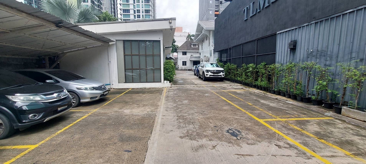 For RentRetail SpaceAri,Anusaowaree : Business area @ Ari Phayathai, next to the road, has parking, near BTS Ari 350 meters.