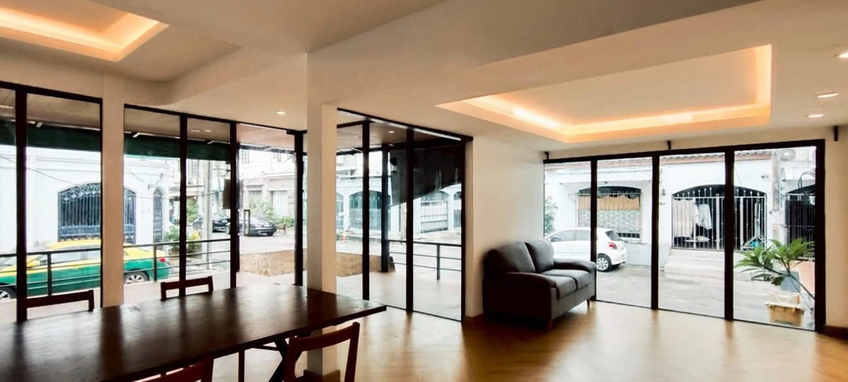 For SaleHome OfficeRama9, Petchburi, RCA : Large townhome/Home office for sale near Central Rama 9. There is parking for many cars. Special price 12.5 million only (062-4163966 Praew)