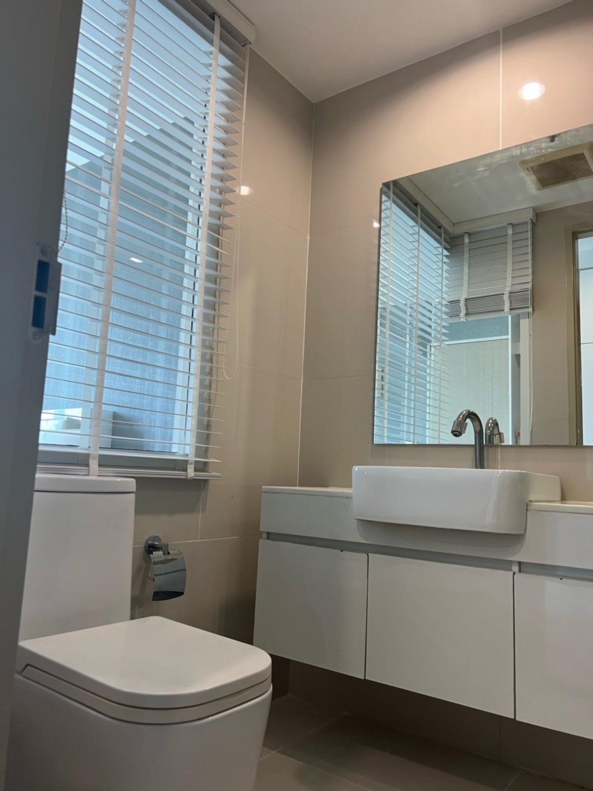 ให้เช่าคอนโดรัตนาธิเบศร์ สนามบินน้ำ พระนั่งเกล้า : ให้เช่าเดอะ โฮเทล เซอร์วิส คอนโดมิเนียม 1นอน1น้ำ50ตรม. ห้องสภาพใหม่ ชั้น7 ระเบียงทิศตะวันออก ติดรถไฟฟ้าMRTบางกระสอ