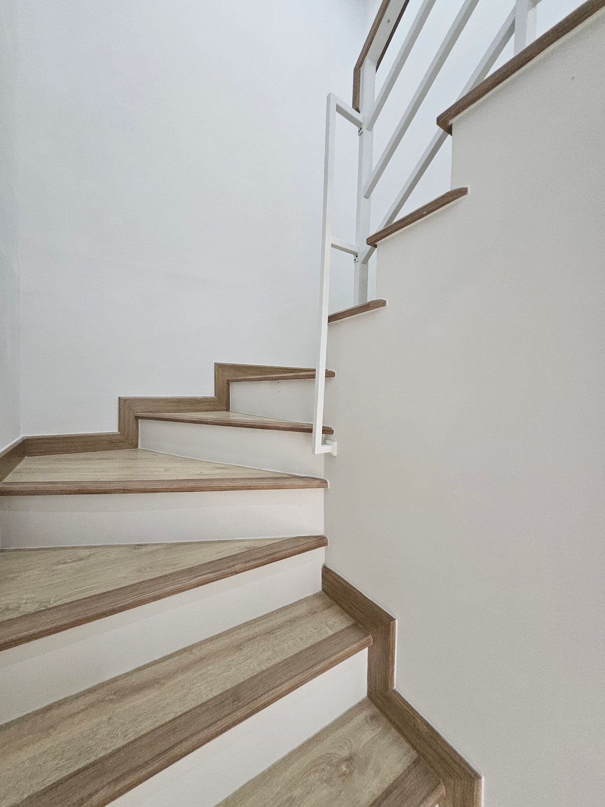 ให้เช่าทาวน์โฮมราษฎร์บูรณะ สุขสวัสดิ์ : [เช่าด่วน] ทาวน์โฮม Minimal Modern ทิศเหนือรับลม ไม่ร้อนแดด! 🏠