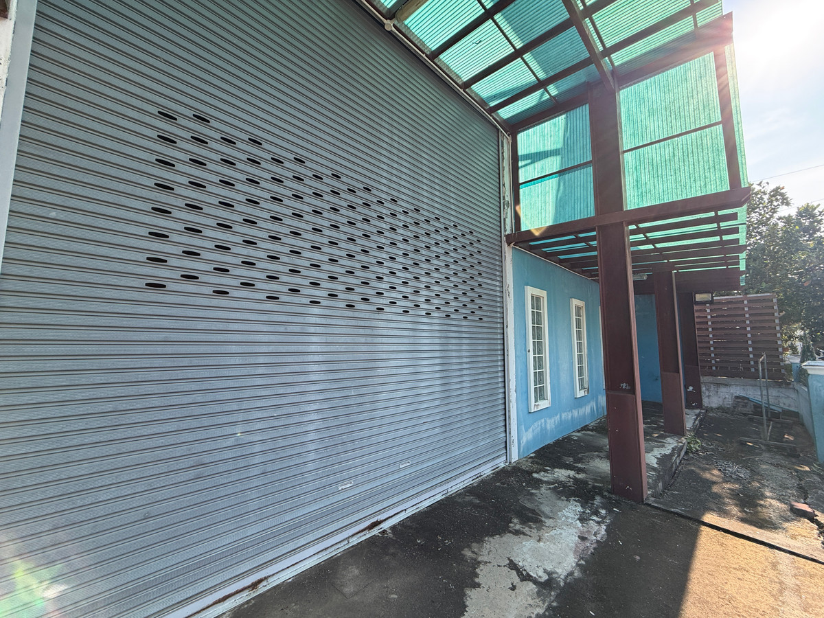For SaleWarehouseSamut Prakan,Samrong : Home office with warehouse for sale, Thepharak – Bang Pla, Suriwan Village. Near Thepharak main road, only 2 km.