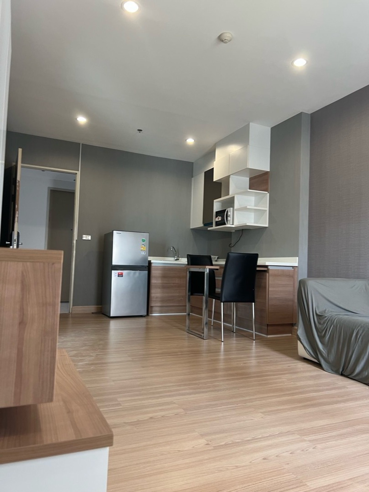 ให้เช่าคอนโดรัตนาธิเบศร์ สนามบินน้ำ พระนั่งเกล้า : ให้เช่าเดอะ โฮเทล เซอร์วิส คอนโดมิเนียม 1นอน1น้ำ50ตรม. ห้องสภาพใหม่ ชั้น7 ระเบียงทิศตะวันออก ติดรถไฟฟ้าMRTบางกระสอ